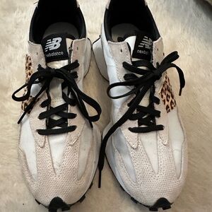 New Balance Women's 327 Sneakers size 8